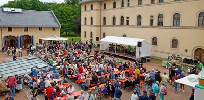 Der Musikverein Lichtenstein lockt immer wieder viel Publikum an, wie etwa im Bild bei einer Veranstaltung im Mai am Palais in Lichtenstein. Auch die fünf Thiele-Damen spielten mit.