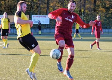 Die beiden Torjäger Rico Thomas (l.) und Markus Zamzelli lieferten am Sonntag beide ein Tor und eine Vorlage für ihre Teams ab. Flöhas Zamzelli musste aber aufgrund einer Knöchelverletzung zur Pause raus. 