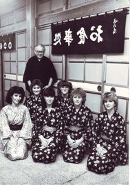 Rolf Anschütz mit DDR-Geishas.