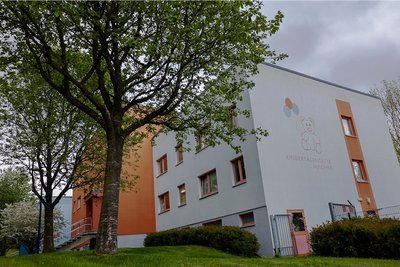 Die Kindertagesstätte Mischka in Auerbach ist die größte von elf Kitas in der Stadt. SPD-Rat Friedrich Fuchs hob hervor, dass mit der Investition das gesamte Neubaugebiet gestärkt werde. Foto: David Rötzschke