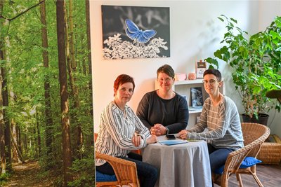 Anett Mittelbach, Cornelia Löbel und Kati Richter (von links) sind hauptamtliche Mitarbeiterinnen beim Hospizdienst Domus. Sie koordinieren die Einsätze der Ehrenamtler.