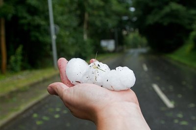 Sechs Zentimeter große Hagelkörner fielen vom Himmel über Thalheim.