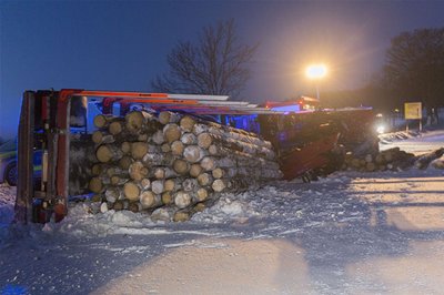 Umgekippt im Straßengraben: Der mit Holz beladene Laster kam von der glatten S 220 ab.