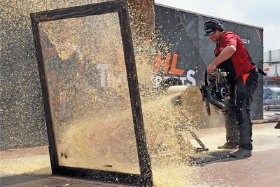Mit einer 80-PS-Motorsäge, der "Hotsaw" rückt Christoph Lang beim Frühlingsfest am Häuersteig einem Holzstamm zu Leibe. 