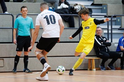 Unter den Augen von Schiedsrichter Marcus Vogt und Erlbachs Coach Stefan Persigehl flankt Schönecks Louis-Marizio Schmidt (rechts) vor Erlbachs Jonas Pilz.