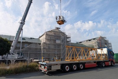 Der hohe Kran am Bahnhof Freiberg wird abgebaut.
