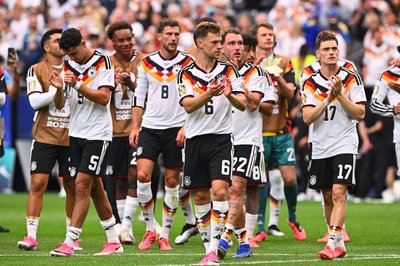 Die deutsche Mannschaft feiert den gelungenen Auftakt.