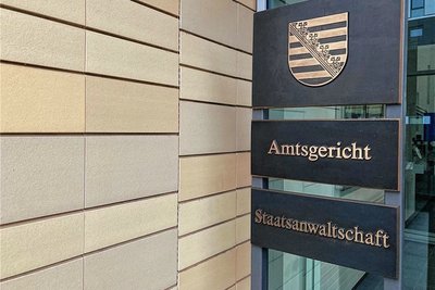Das Chemnitzer Amtsgericht stellte das Verfahren gegen den Angeklagten vorläufig ein. Der 31-Jährige soll 50 Stunden gemeinnützige Arbeit leisten. 
