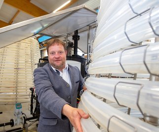 Geschäftsführer Andreas Spranger an dem in Plauen montierten Algenreaktor für Saudi-Arabien: Der kegelstumpfförmige Aufbau der Anlage soll eine optimale Lichtversorgung sicherstellen und so verhindern, dass die in den Schläuchen heranwachsenden Mikroalgen Schatten werfen. 