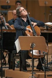 Festivalvater Jan Vogler am Cello beim Konzert "Moritzburg für alle" am Sonnabend im Kulturpalast in Dresden. Das Moritzburg-Festival endete am Sonntag. 