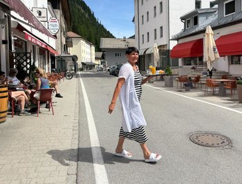 Ungewohnte Szenerie am Brenner: Café-Gäste konnten stressfrei auf der anderen Straßenseite bedient werden.