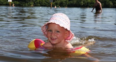 Rein ins Wasser: Die dreijährige Maila aus Neuwürschnitz findet Abkühlung beim Badespaß im Waldbad.