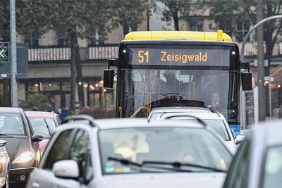 Chemnitz gilt als Stadt der Autofahrer. Ziel des "Mobilitätsplans 2040" war es, umweltfreundliche Alternativen wie den öffentlichen Nahverkehr zu stärken. Kritiker fordern, das im Herbst abgelehnte Papier möglichst bald erneut im Stadtrat zu diskutieren. 
