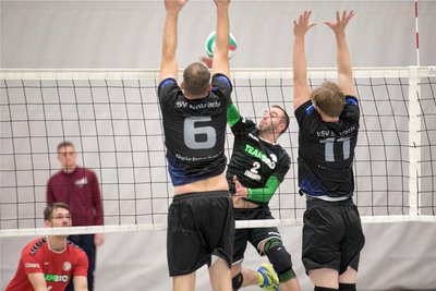 Die Konkurrenz abgeblockt: Die Freiberger Volleyballer  um Richard Kühnel bezwangen zum Auftakt sowohl  Markkleeberg II als auch Sachsenliga-Absteiger VSV Reichenbach