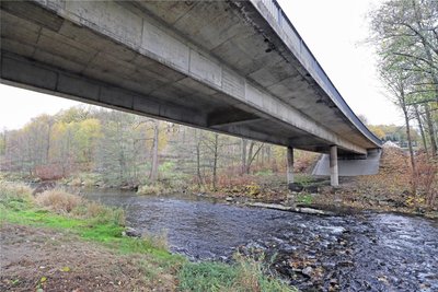 Unter der Brücke bei Hilbersdorf fließt die Freiberger Mulde.