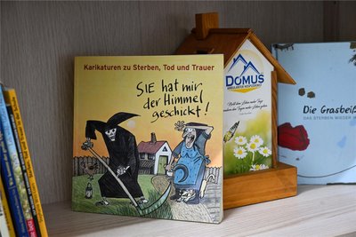 Mit Empathie und einer Prise Humor nähert sich der Hospizdienst dem Thema Tod. Dabei kann beispielsweise auch Literatur helfen.
