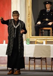 
              <p class="artikelinhalt">Ilse Bähnert alias Tom Pauls feierte am Samstag im Kulturhaus Aue Geburtstag - bloß ohne Gäste. </p>
            