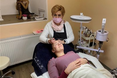 Kathrin Heinrich, Visagistin und Brautstylistin, ist Anfang 2022 mit ihrem Salon "Beautyconcept" in die Heubnerstraße 7 in Freiberg umgezogen. "Ich wollte gern größere Räume", sagt Heinrich. 