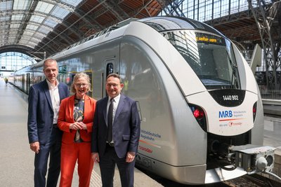 Martin Walden, Konzernbevollmächtigter der Deutschen Bahn, Sachsens Infrastrukturministerin Regina Kraushaar und Ulrich Lange, Staatssekretär im Bundesverkehrsministerium (v. li.), vor einer Fahrt von Leipzig nach Chemnitz.