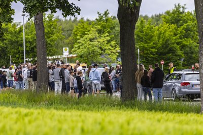 Beim Start zur Ausfahrt durch das Erzgebirge säumten Schaulustige mehrere hundert Meter die Straße rechts und links der Fahrbahn.