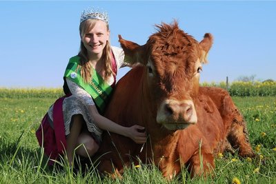 Sandra Hartenstein aus Helmsgrün mit einem Limousin-Rind aus der Herde der Eltern. 