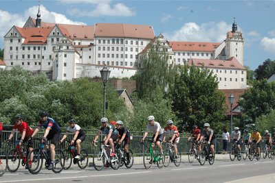 Auf ihrem Weg vom Fichtelberg nach Rügen kamen die Radsportler auch durch das Muldental. Hier überqueren sie nach einer kleinen Umleitung über Penna und Kralapp die Muldebrücke in Colditz.