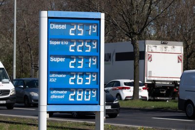 Dresden: Super (E5) kostet an dieser Tankstelle am Mittwoch mehr als 2,30 Euro - Diesel sogar mehr als 2,50 Euro.