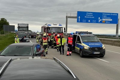 Nach dem Unfall auf der A4 sind Polizei und Feuerwehr eingetroffen.