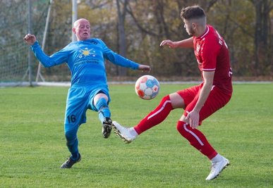 Rassiger Zweikampf zwischen Concordias Daniel Ziegenhorn (links) und Fortunas Julian Kührt. Das Plauener Derby zwischen ihren Teams endete 4:4. 