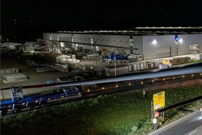  An der Firma Thermofin fädelten die Schwertransporter zuerst rückwärts auf die Plattenstraße ein, um dann vorwärts durch das Firmengelände in Richtung Windradbaustelle zu fahren.