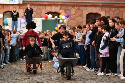 „A little Party never killed our ABI 2025“ hieß es diesmal zum Chaostag am Rochlitzer Gymnasium. Hier das Schubkarrenrennen.