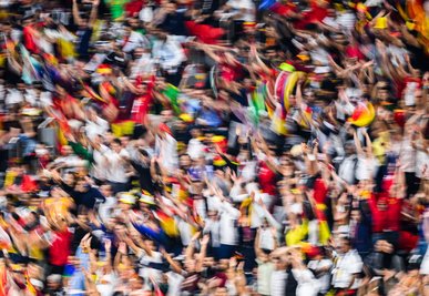 Herzklopfen in Echtzeit: Die Studie liefert erstmals globale, datengestützte Einblicke, wie kollektive Fußballbegeisterung Herz und Nerven von Millionen Fans rund um den Globus beeinflusst.