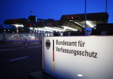 Mehr Details zu christlichen Influencern, bei denen der Verfassungsschutz  Handlungen gegen die freiheitliche demokratische Grundordnung, erkennt, gibt die Bundesregierung nicht preis. Sie begründet dies unter anderem damit, dass dies zu "Abwehrstrategien" führen und dadurch die Erkenntnisgewinnung erschweren könnte. (Symbolbild)