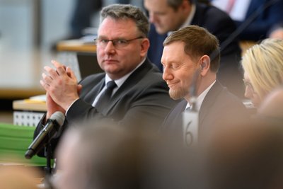 Die Reaktion Michael Kretschmers (rechts) auf die Bekanntgabe des Ergebnisses im zweiten Wahlgang, das er auch CDU-Fraktionschef Christian Hartmann zu verdanken hat.