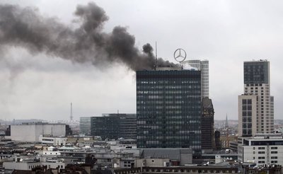 Dichte Rauchschwaden steigen aus dem Europa Center in Berlin empor.