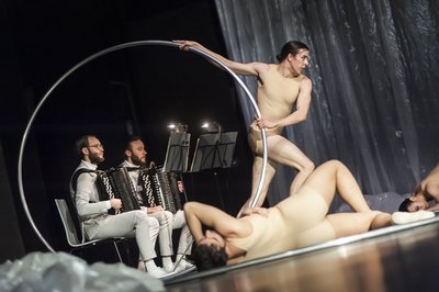 Ein Kreis ist ein Kreis. Nicht nur. Das Ballettcrew des Theaters Plauen-Zwickau zeigte am Samstag eindrucksvoll, zu was er noch werden kann. Die Brüder Danny (links) und Toni Leuschner spielten auf Akkordeons - Instrumenten, die möglicherweise ebenso unterschätzt sind wie die runden Körper.