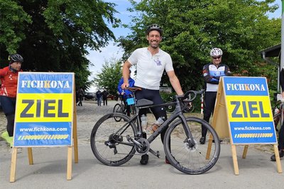 Der Freiberger Dachdeckermeister Maik Schramm war das erste Mal bei der Fichkona dabei - und wurde nach der Zielankunft am Kap Arkona von seiner Frau empfangen, die ihn auch zum Start auf den Fichtelberg begleitet hatte.