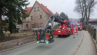Am Sonntag rückte die Feuerwehr mit einer Drehleiter zu einem Gebäude in Penig an, um dort den Rettungsdienst bei der Versorgung eines Notfalls zu unterstützen.