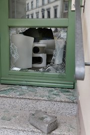 Die Scheibe der Ladentür wurde zerstört. So gelangten die Diebe ins Innere des Geschäfts.