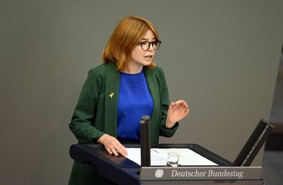 Die Abgeordnete Marlene Schönberger (Grüne) sagt: "Dass bereits unsere Anfrage auf spürbaren Gegenwind aus extrem rechten Kreisen gestoßen ist, zeigt, wie empfindlich die Szene auf kritische Nachfragen reagiert."