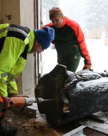 Thomas Kohse bohrte Löcher für Gewindestangen in die Holzskulptur, die Johannes Düring zuvor restauriert hatte. 