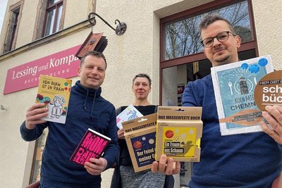 Die Bücher der Verlage von Christian Wobst (links) und Jens Korch (rechts) werden in der "Lessing und Kompanie" Buchhandlung von Buchhändlerin Susanne Meysick (Mitte) vertrieben. Foto: Klara Behner
