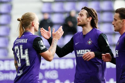 Shake Hands zum Abschied: Tim Danhof (re., hier mit Marvin Stefaniak) wird den FC Erzgebirge Aue zum Saisonende verlassen.