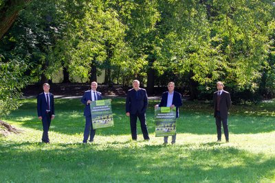 Kultur und Natur gehen beim musikalischen Stadtparkspaziergang eine Symbiose ein. Verschiedene Akteure sind im Boot, hier vertreten durch: Andreas Hostalka von der Volksbank, Bürgermeister Steffen Zenner, Theaterintendant Roland May, Jörg Leitz vom Konservatorium und Generalmusikdirektor Leo Siberski (von links).