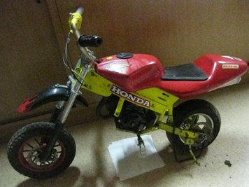 Die Polizei bittet um Hinweise: Wer kennt das gelb-rote Pocketbike mit Aufklebern der Marke Honda und kann Angaben zur Herkunft oder zum Besitzer machen?