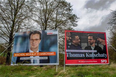 Diese beiden Männer auf den Wahlplakaten möchten Ministerpräsident in Nordrhein-Westfalen werden (von links): Hendrik Wüst, der Amtsinhaber von der CDU, und Thomas Kutschaty, der SPD-Kandidat. 