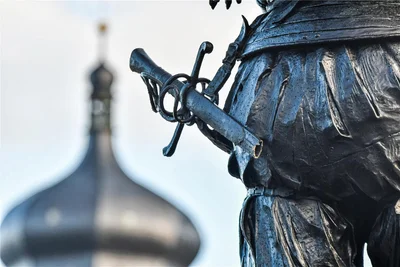 Unbekannte haben das Schwert von Stadtgründer Herzog Heinrich abgebrochen.