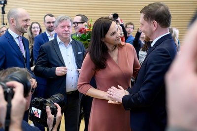 Der Görlitzer Landrat Stefan Meyer (CDU), Gemeindetagspräsident Bert Wendsche und Michael Kretschmers Ehefrau Annett Hofmann gratulieren dem wiedergewählten Ministerpräsidenten (v.l.n.r.)