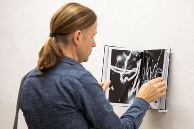 Ein Ausstellungsbesucher bei der jüngsten Vernissage von Tim Cierpiszewski aus Leipzig. Die Schau ist noch bis zum 8. Februar zu sehen.