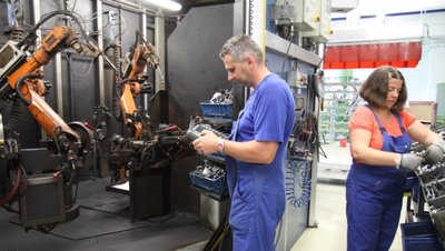 Anke und Jens Veith sind nicht nur privat ein Paar, sondern auch beruflich ein eingespieltes Team, gemeinsam Bestücken sie einen der Schweißautomaten für die Herstellung von Baugruppen.